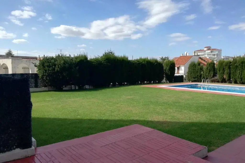Apartament a Roses. Terrassa i piscina comunitaria