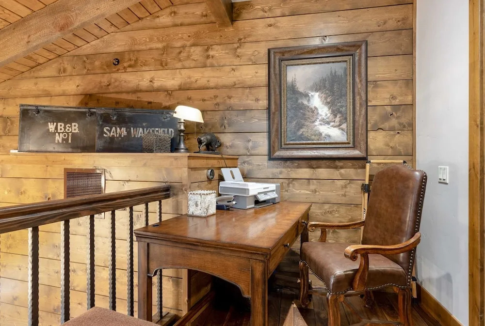 Amazing Pet-Friendly Executive Home, Ski-In Walk-Out - LR884 by Redawning