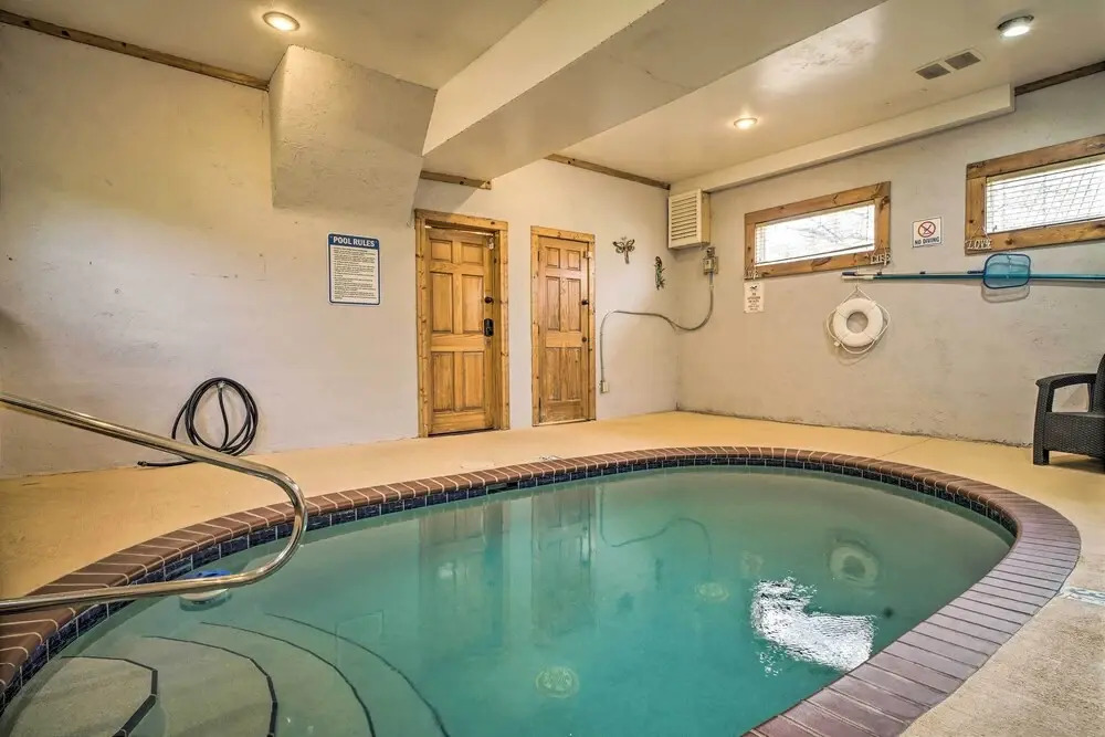 Mountain Pool Lodge Sevierville Cabin w/ Hot Tub