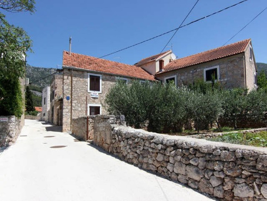 Studio apartment Mat - in a cosy stone house: SA3 Bol, Island Brac