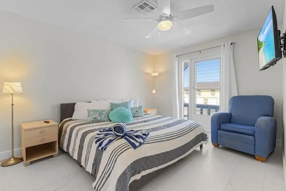 21591/3 Waterfront Duplex With Pool And Spa - Manor 4 Bedroom Home
