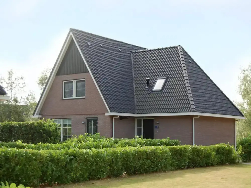 Villa Near the Lake in Makkum