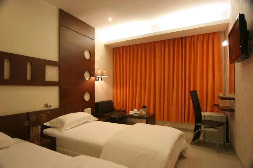 Pride Biznotel Alkapuri Near Vadodara Airport