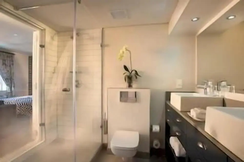 Delmon Plaza Suite