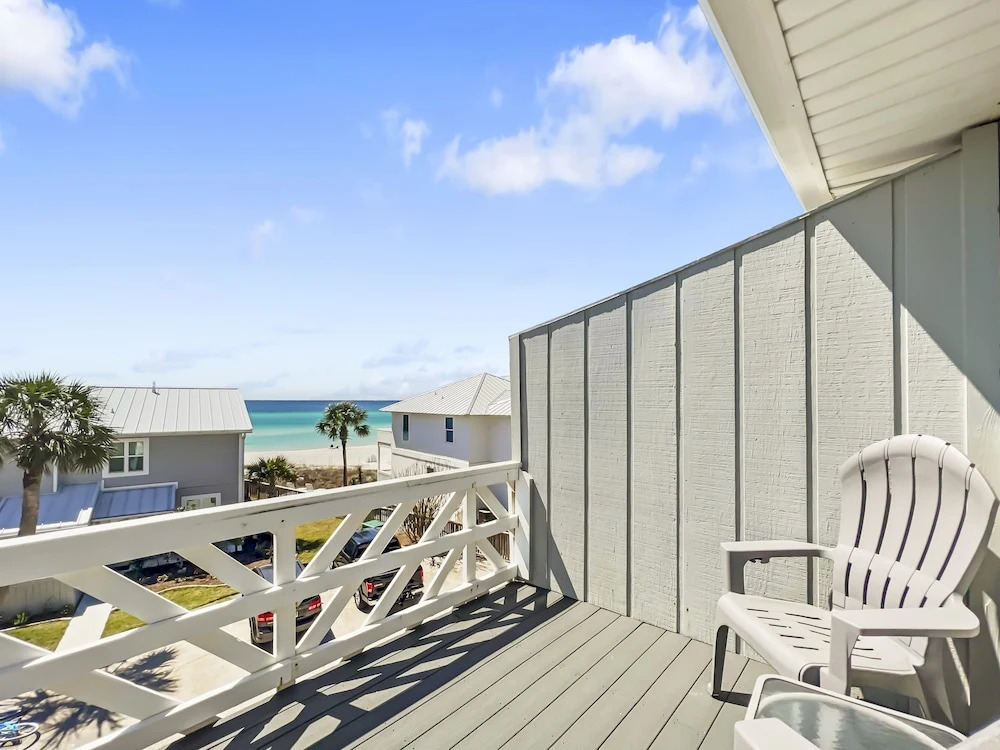 Shoreline Townhomes #10 - 2 Br townhouse by RedAwning