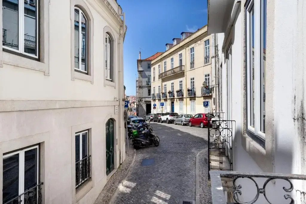 Spacious 6Bedroom House w/ Sunny Terrace in Lisbon
