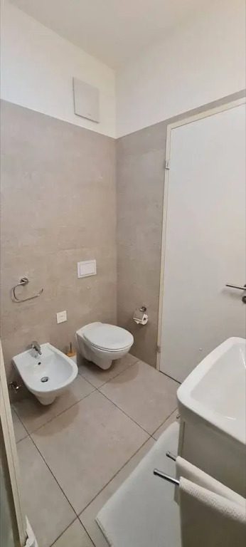"central Brand New Apartment With Private Parking"