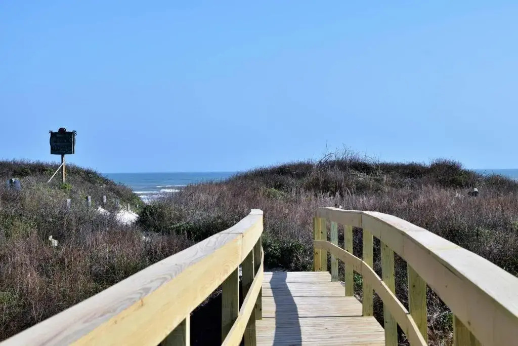 LP19 Well Appointed Beach House, Boardwalk, Glimpse of Ocean from Deck
