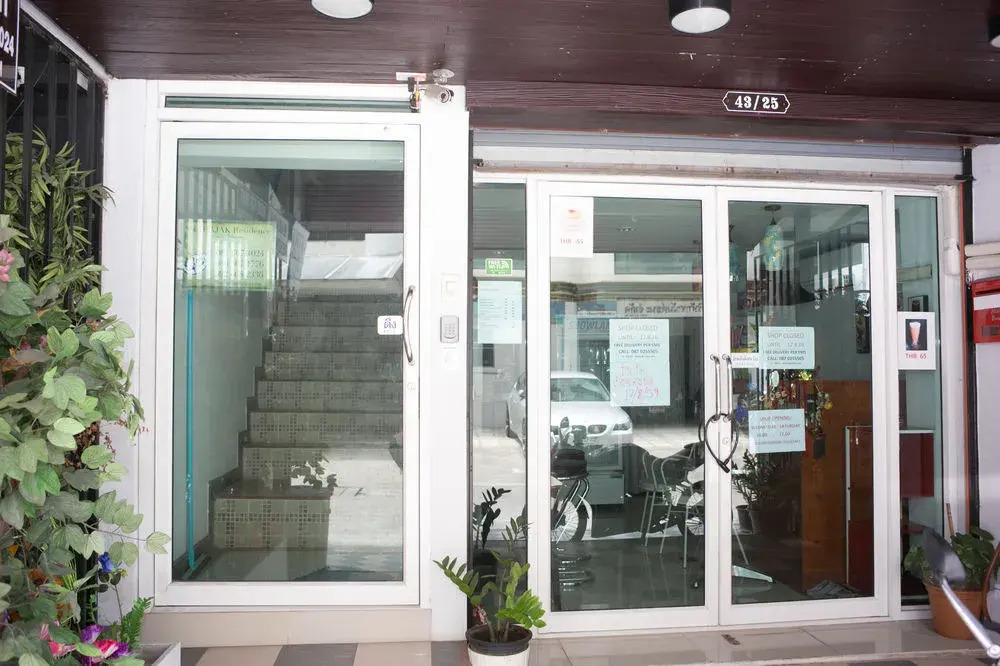 ZEN Rooms Mahajak Residence