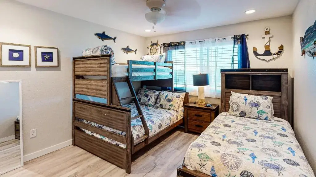 AH-G226 Remodeled Second Floor Condo, Shared Pool & Hot Tub, Near Marina