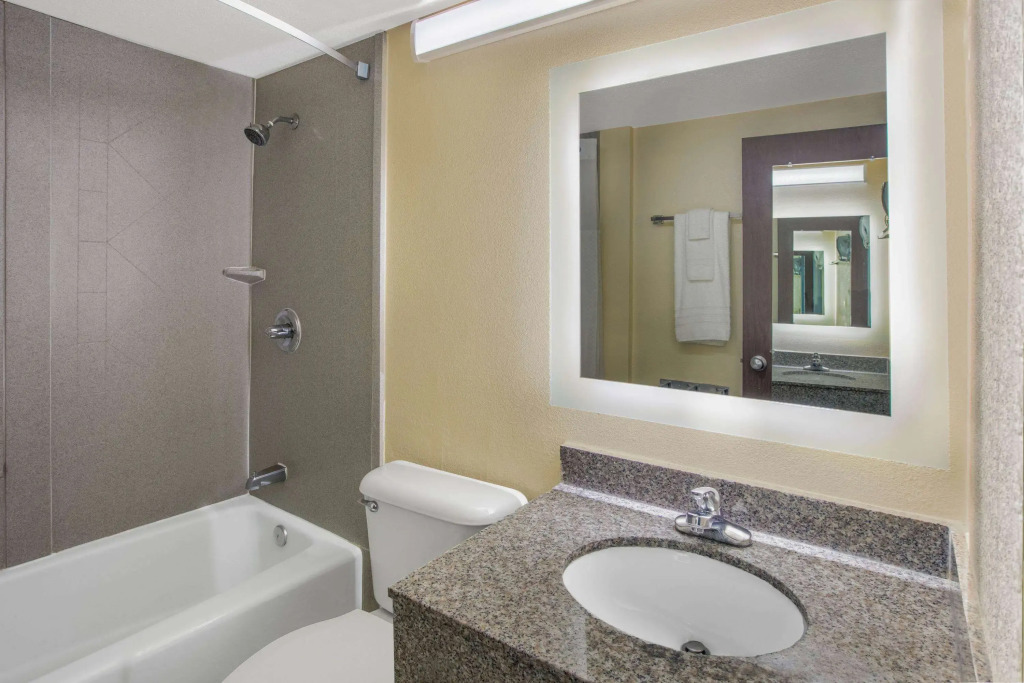 Howard Johnson by Wyndham Oklahoma City OKC Airport, Fairgrounds, I40