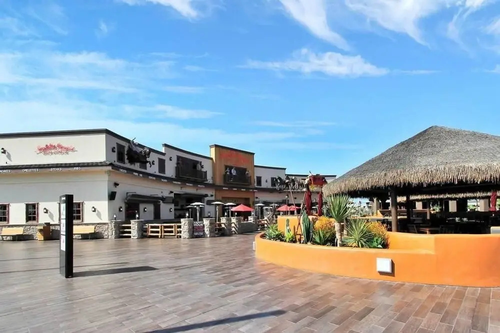 A3 Modern Home Next to Beach Sleeps 4 With AC and Beach Essentials