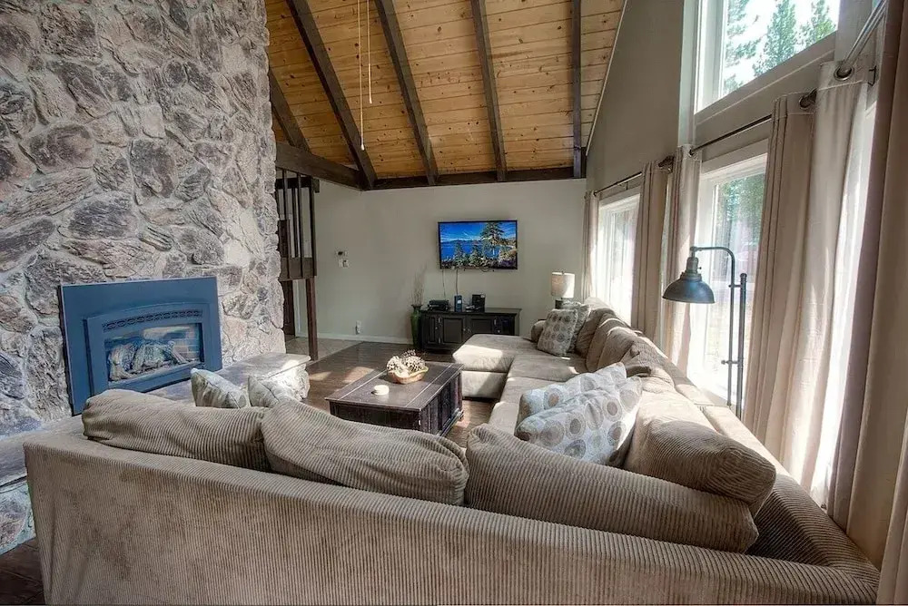 Snowshoe Chalet 3 Bedroom Cabin by RedAwning