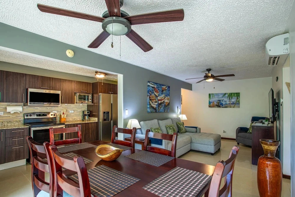Luxury 3-bedroom Condo in Paradise