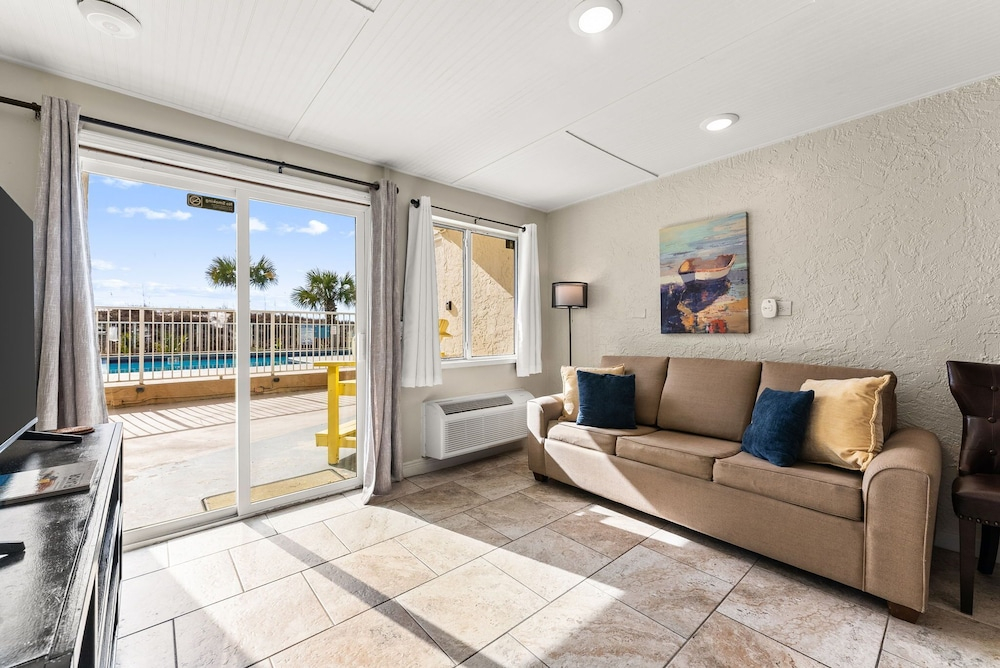 The Ambassador - Unit C5 - Studio King - On Pool Deck