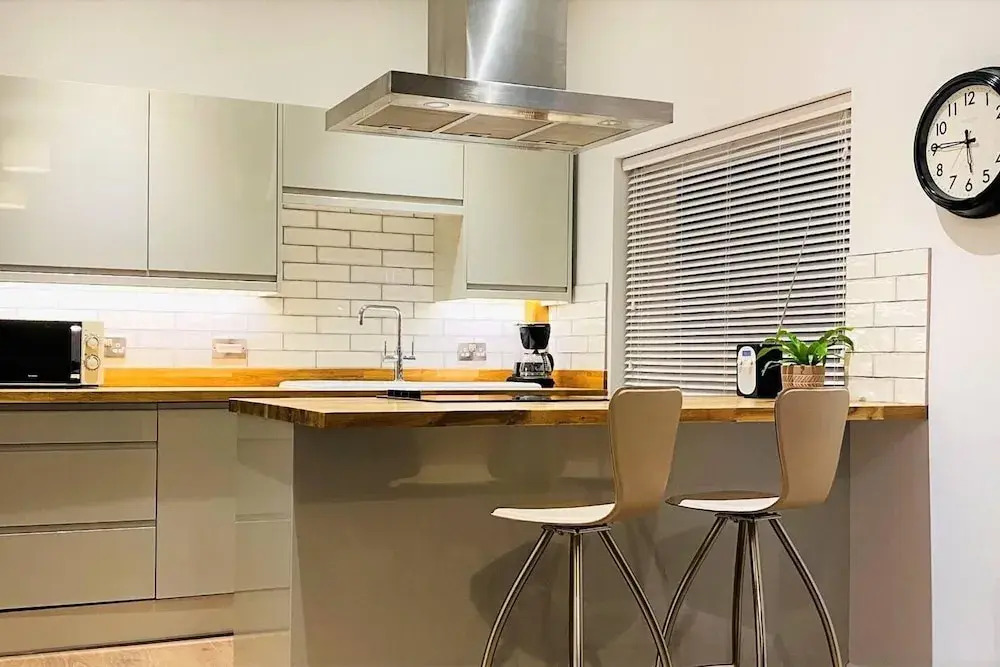 Luxury 2 bed Apartment Golden Triangle w Parking