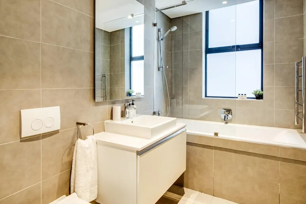 Urban Chic Apartment Close to Waterfront Warwick