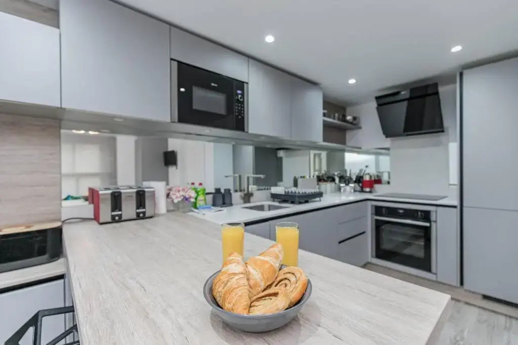 Oxford City Centre apartment with parking!