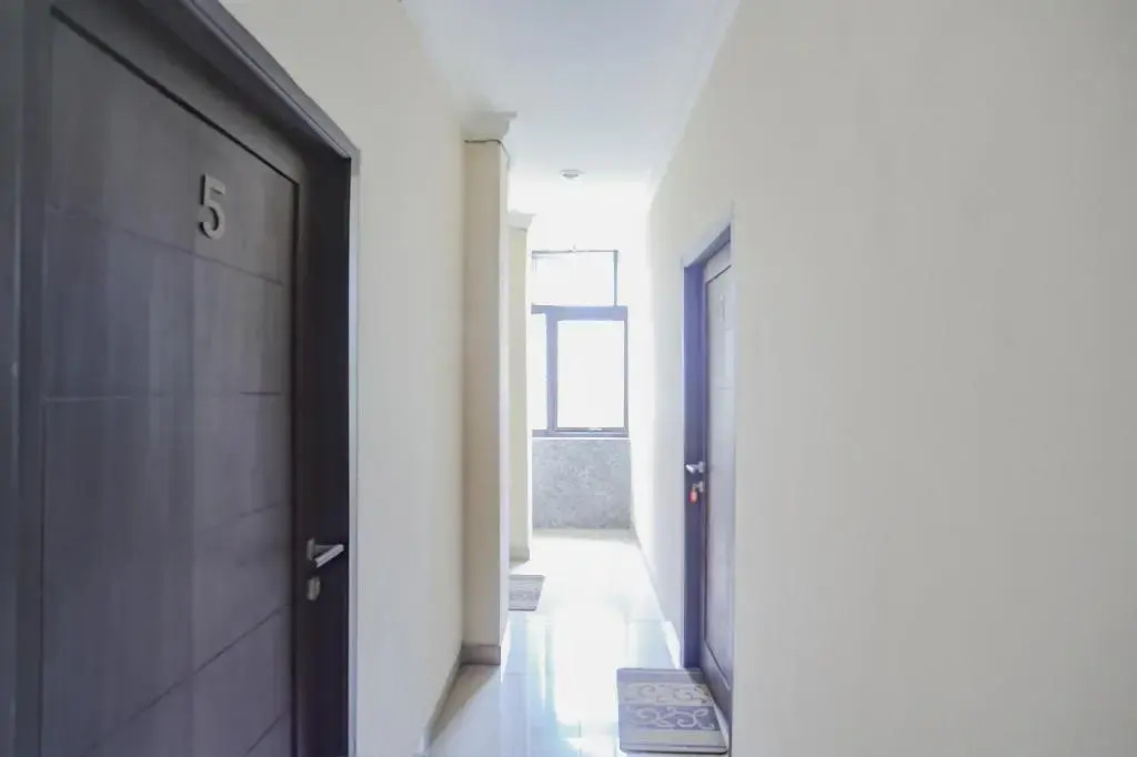 RedDoorz Syariah near Stasiun Karet