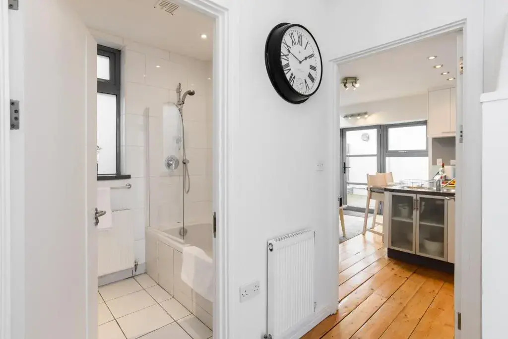 2 Bed Cardiff House with Hot Tub, BBQ, Terrace & Free Parking