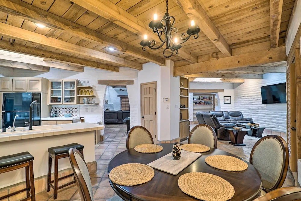 Las Cruces Home La Casa Blanca w/ Courtyard