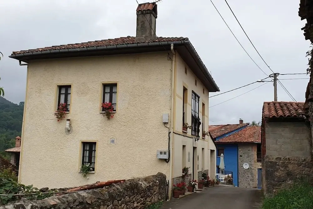 Casa del Cuetu. Traditional village house in Asturias