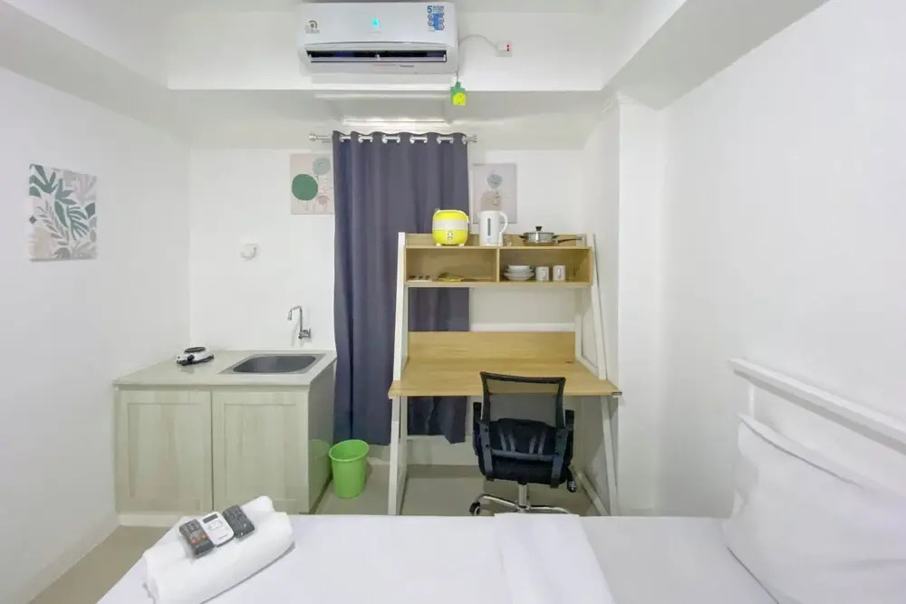 Modern Look And Homey Studio At 10Th Floor Paltrow City Apartment