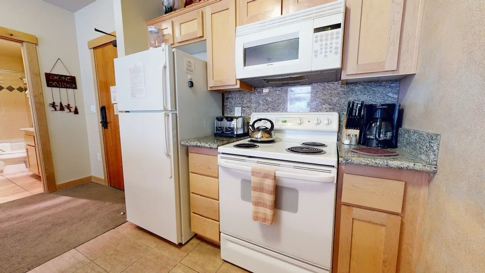 Sunstone 114 Updated Ski-In Ski-Out Condo At Sunstone Lodge with Great Complex Amenities by RedAwning