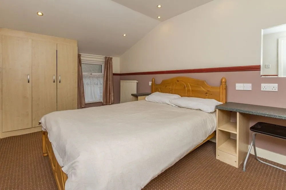 Lynton Apartments