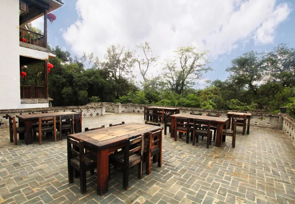 Yangshuo River Lodge Hotel--English speaking team&Swimming pool&Activties organized&Free pick up from Airport or TS over 3 nights