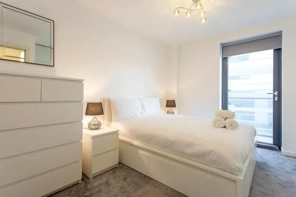 Bright Deco West End Apart Close to City Centre & Hydro W/ Parking
