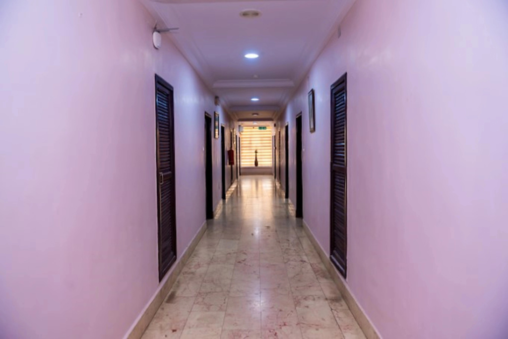 Отель Dees Suites