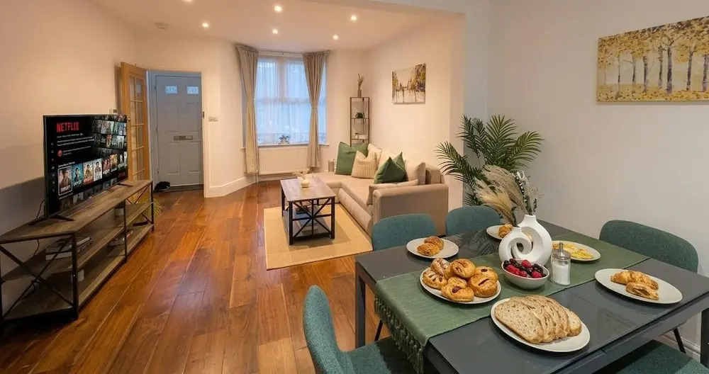 Luxury 3BR Home 20 Mins to London Garden Wi-fi