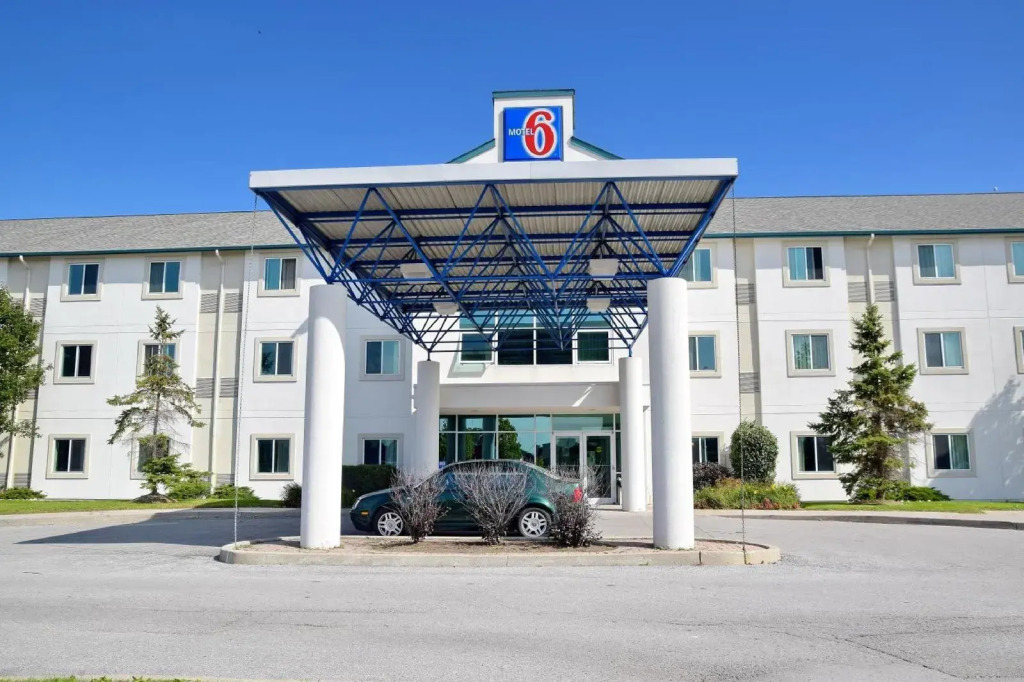 Motel 6-Whitby, ON - Toronto East