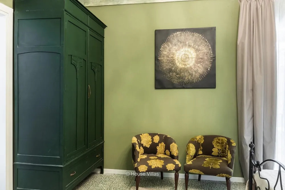 Bowie's Rooms