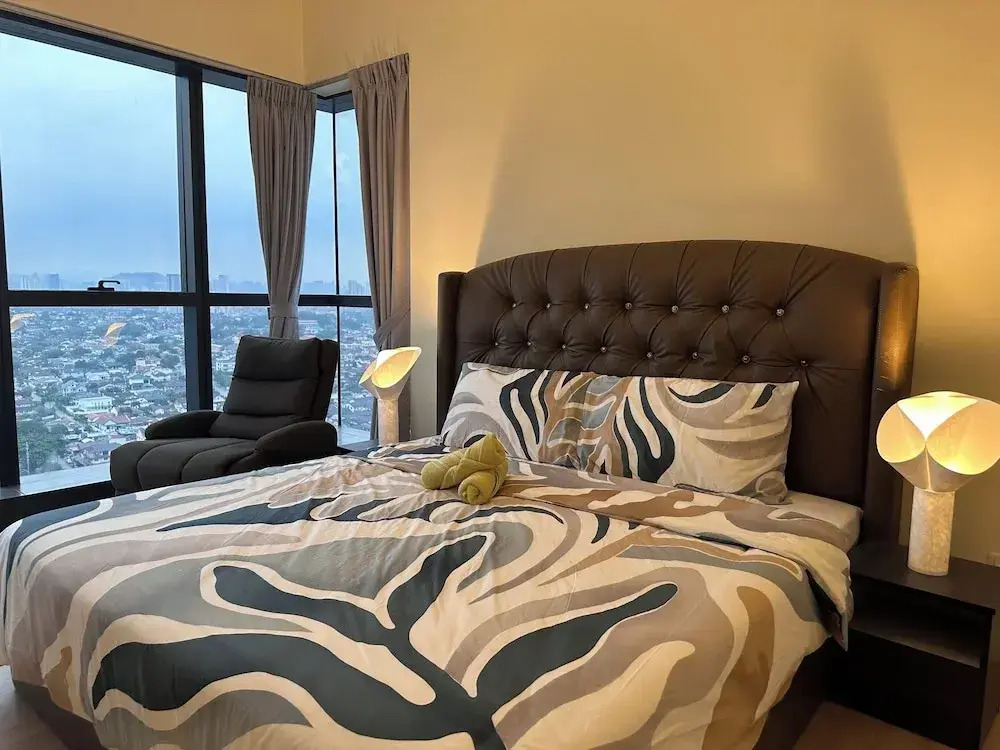 Skyline Luxe 4BR Retreat with En-suite Icon City