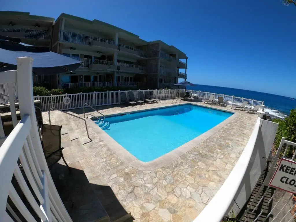 Private Queen bedroom Shared Apartment in Kona near shoreline town
