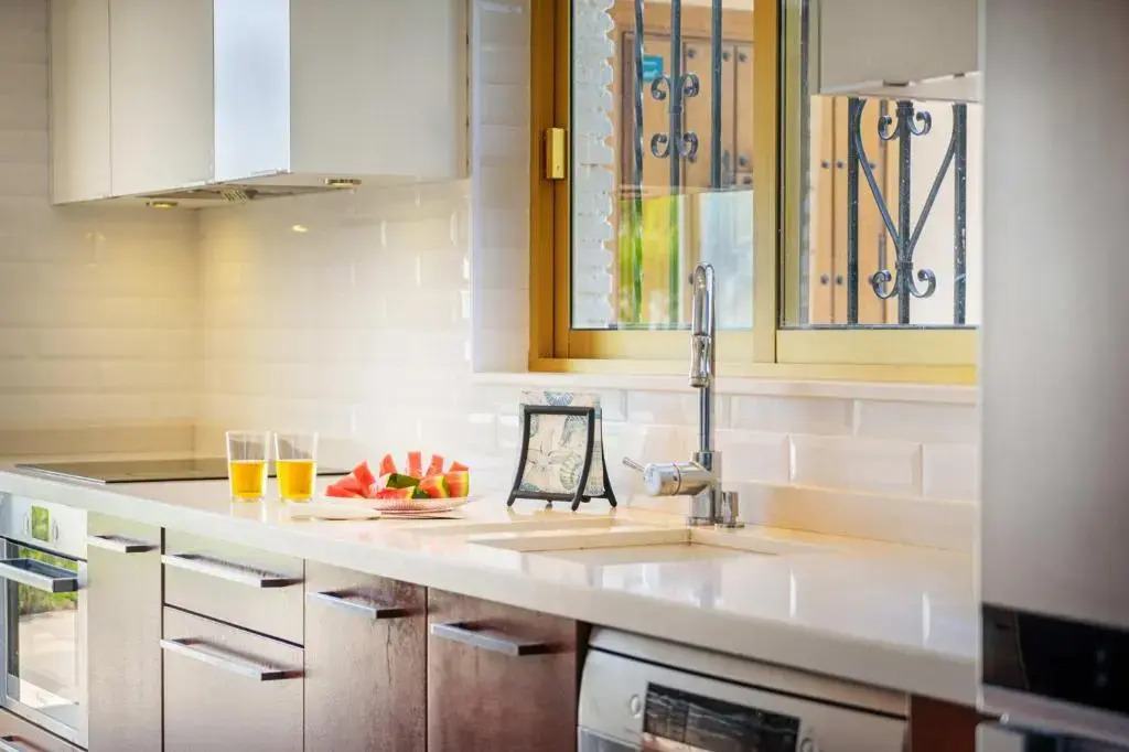 Villa Mimosa sleeps 8 with Heated Pool