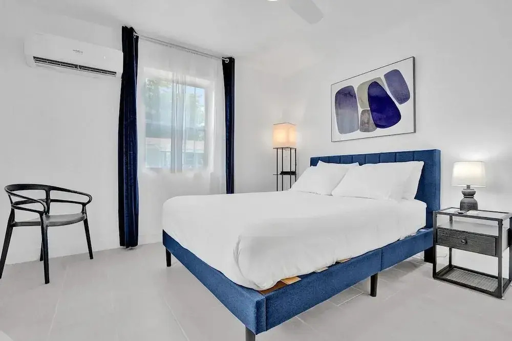 Modern Hallandale Apt w/ Backyard Near Beach