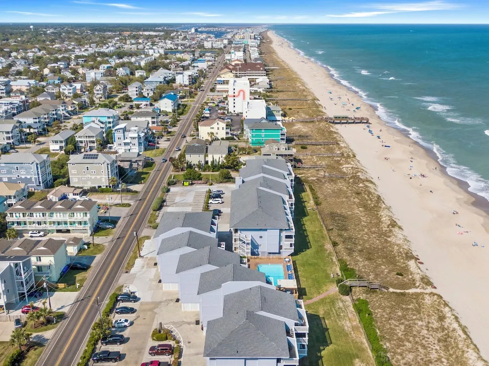 Oceanfront Condo with pool - Walk to the Tiki Bar