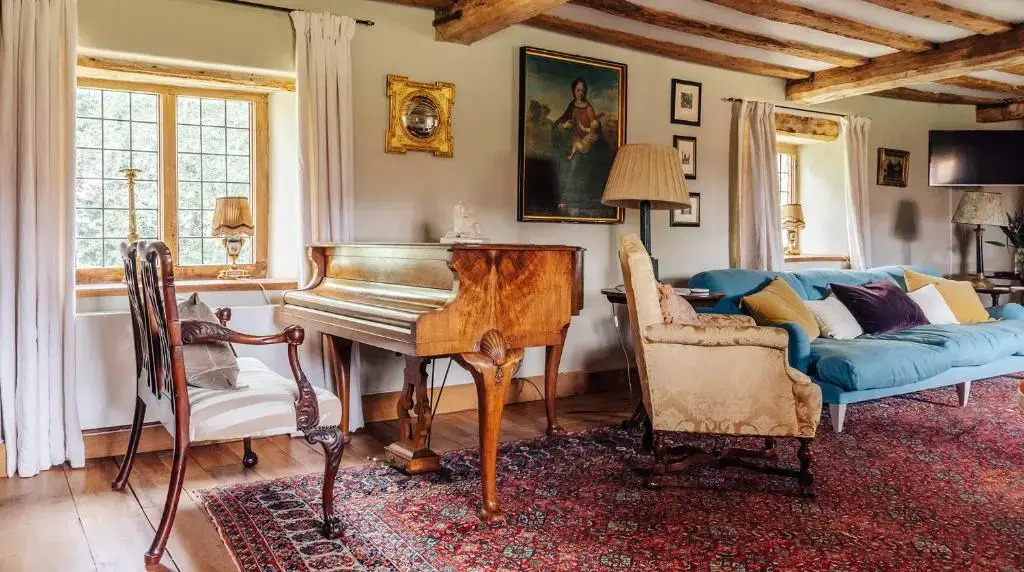 Lavish Tudor Estate Gardens - Sleeps 25
