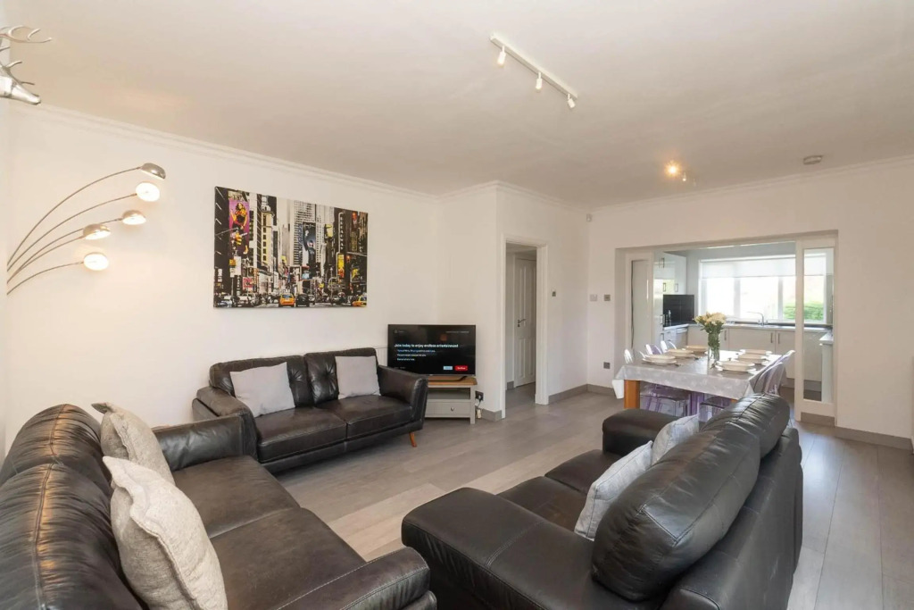 Find "DWELLCOME HOME Ltd" site for 10oo10 assurance from past guests FIVE DOUBLE Bedroom House with 6 beds, 1 King, 3 doubles, 1 small double, 1 single, 100Mbps broadband, drive parking for 2-3 vehicles, free street parking, Miles better than a hotel