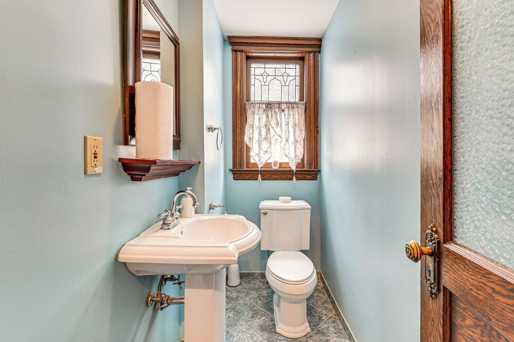 2 Mi to Dtwn Schenectady! Spacious Retreat