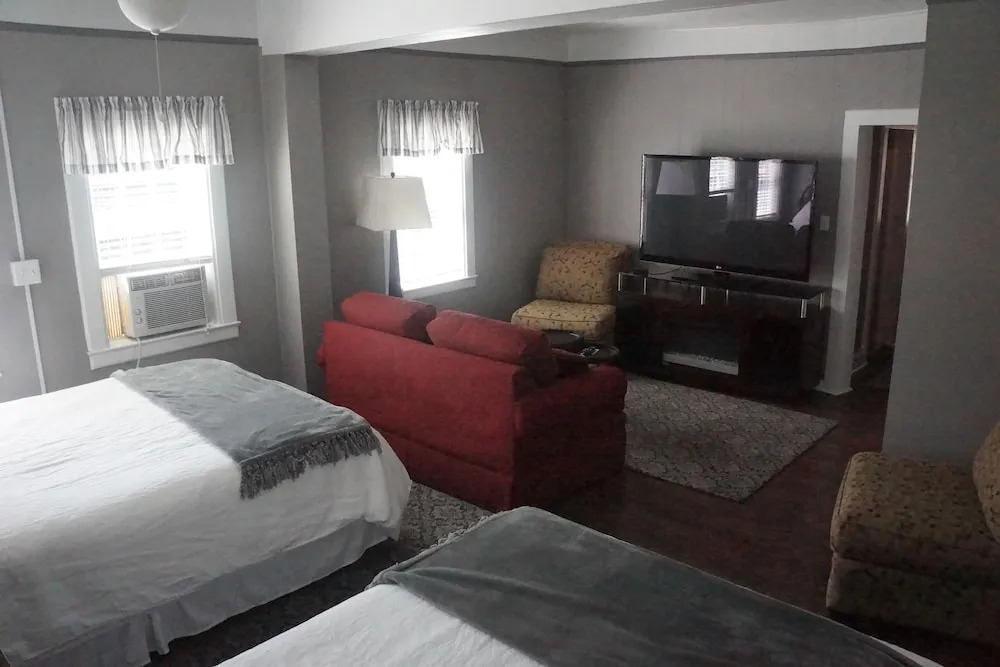 The Frogtown Inn And 6 Acres Restaurant