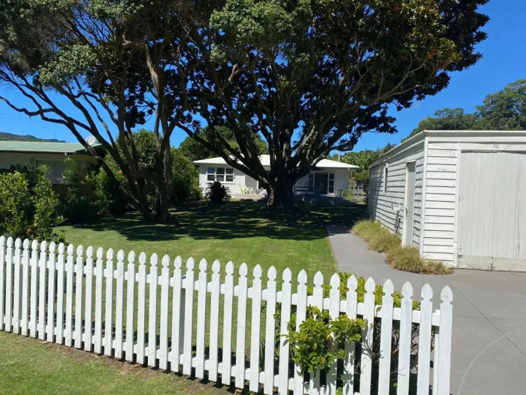 Black House Lookout - Kuaotunu Holiday Home