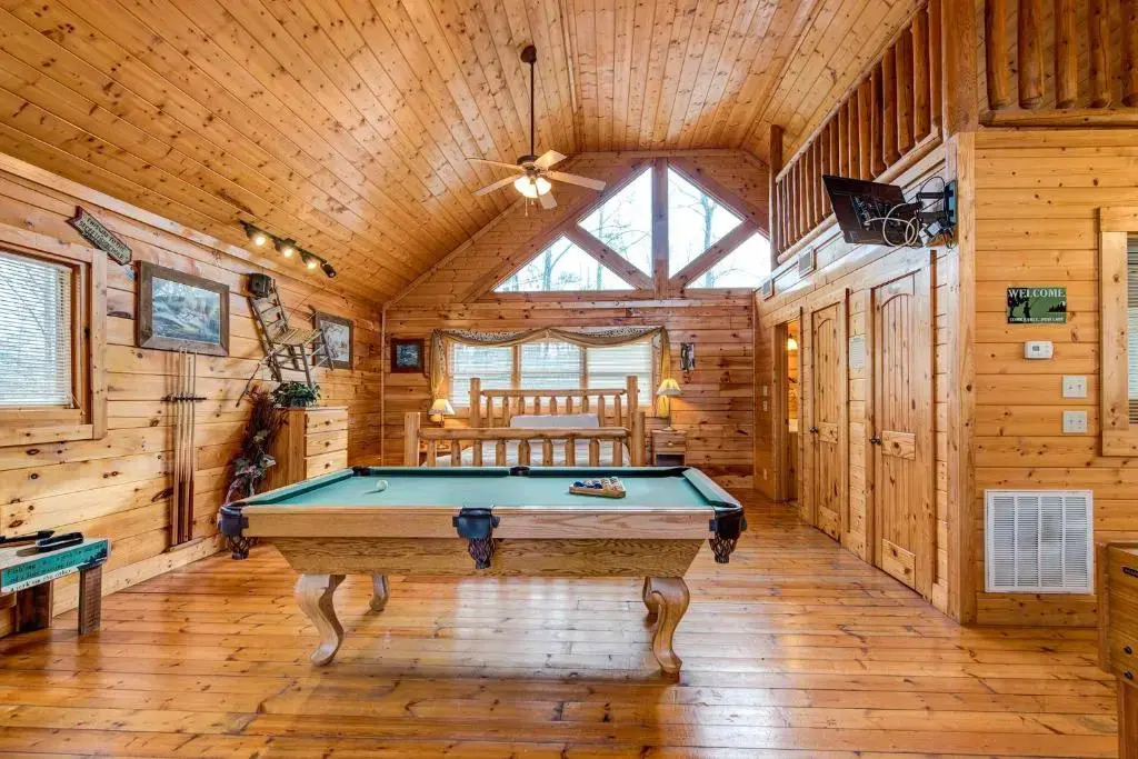 Secret Romance, 2 Bedrooms, Sleeps 8, Pool Table, Hot Tub, Arcade