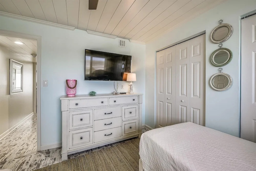 Pinnacle Port A502 - Updated 3 Bedroom . Free Fun! Boat Ramp Access! Condo by RedAwning