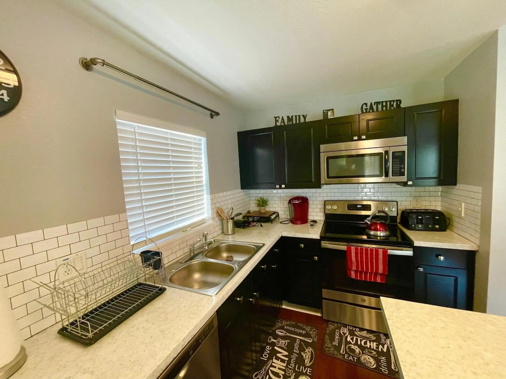 Entire Cozy 4 bed 3 bath Townhome near Disney!