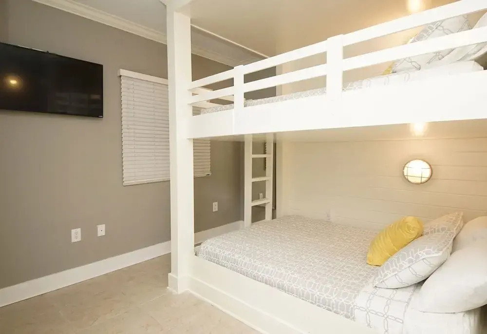 Waterscape C200 - 3 Br condo by RedAwning