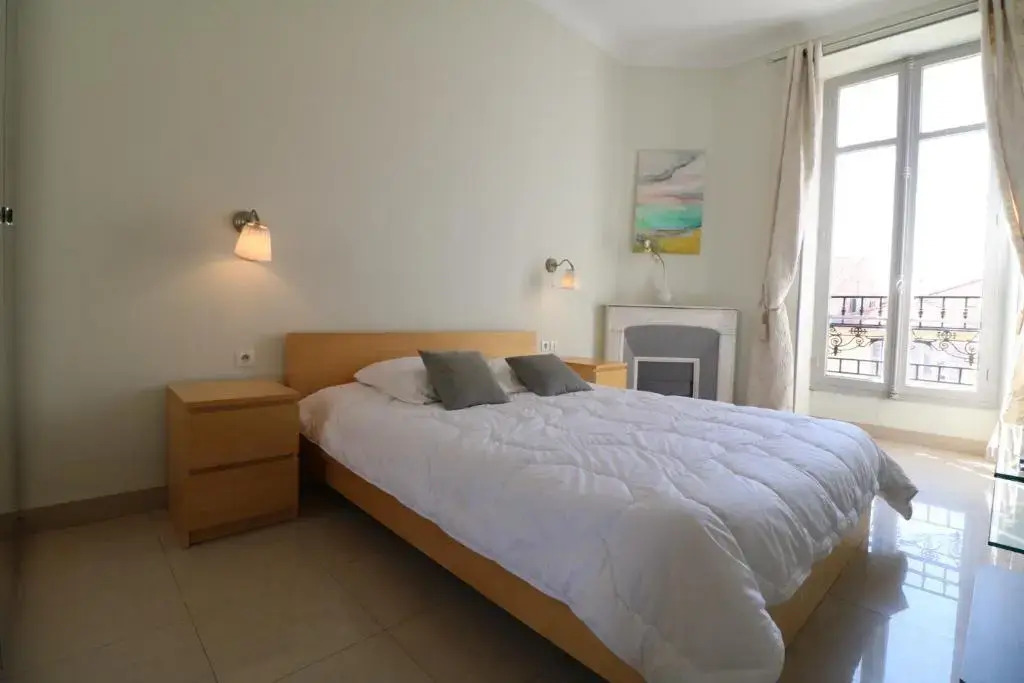 2 Bedroom Forville. 8 Mins From the Palais. 328